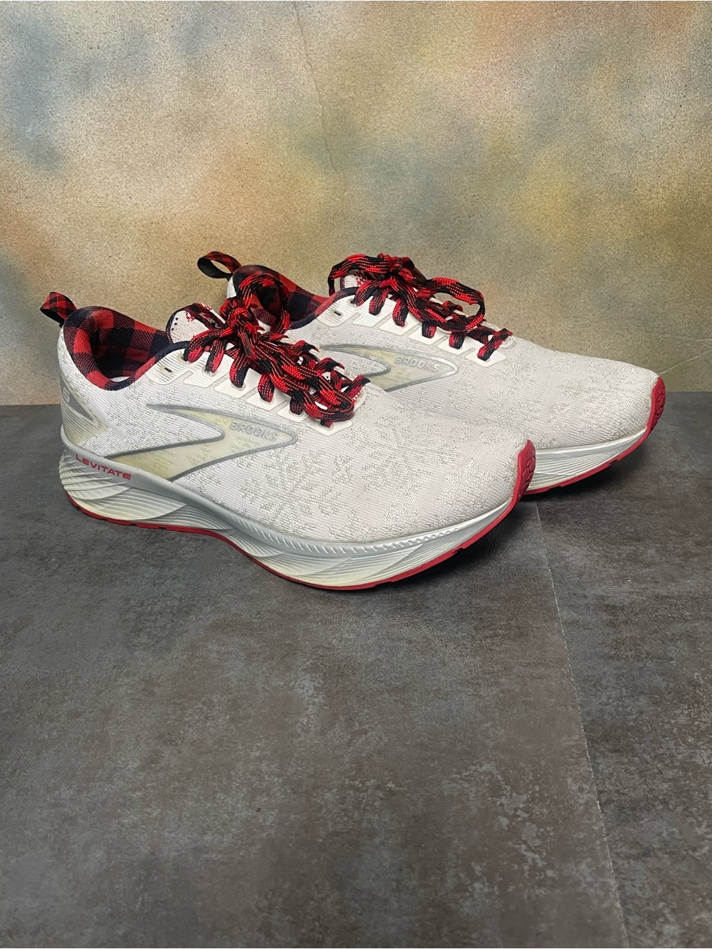 Brooks Levitate 6 Christmas Run Merry Women’s Running Shoes White/Red Size 8.5B - Picture 2 of 16